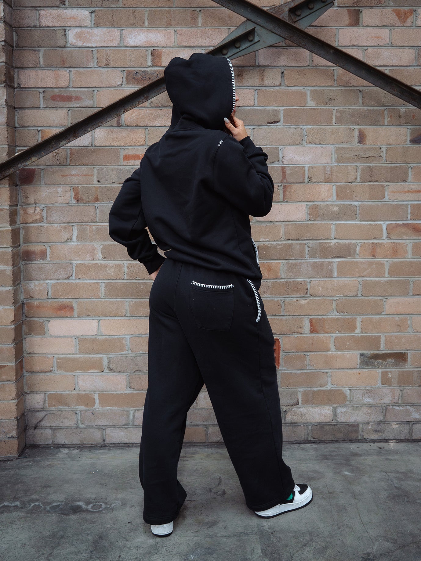 THE COMFORT CORE - HOODIE - BLACK